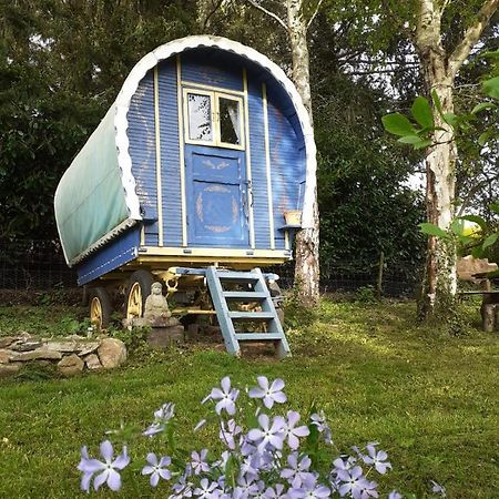 Hotel Retraite rustique en bordure de forêt à la campagne à Belle-Isle-en-Terre Extérieur photo