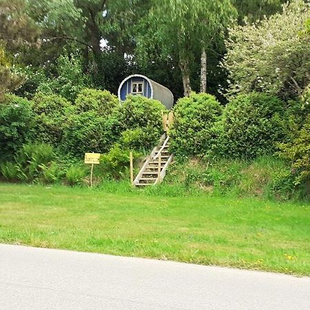 Hotel Retraite rustique en bordure de forêt à la campagne à Belle-Isle-en-Terre Extérieur photo
