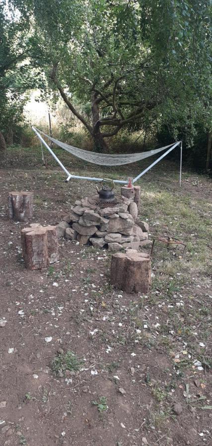 Hotel Retraite rustique en bordure de forêt à la campagne à Belle-Isle-en-Terre Extérieur photo