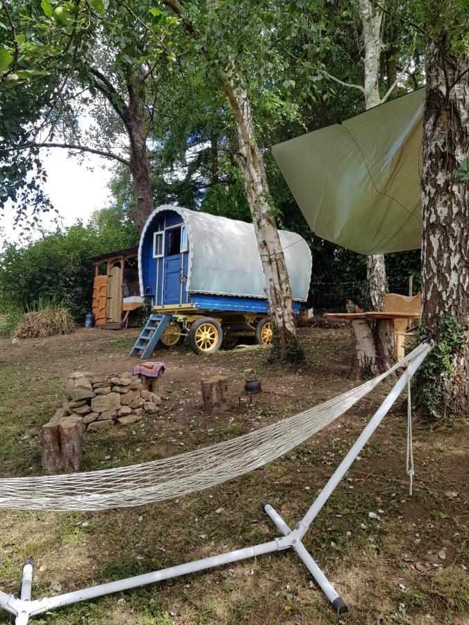 Hotel Retraite rustique en bordure de forêt à la campagne à Belle-Isle-en-Terre Extérieur photo