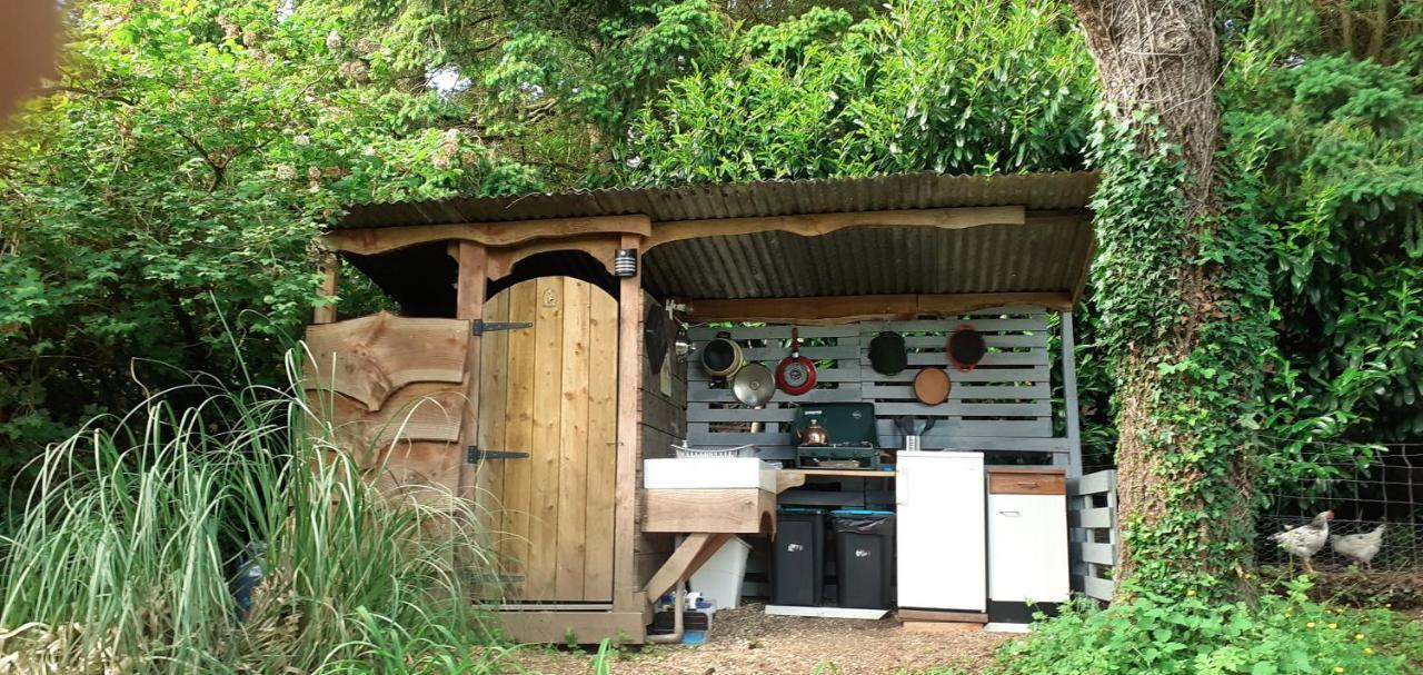 Hotel Retraite rustique en bordure de forêt à la campagne à Belle-Isle-en-Terre Extérieur photo