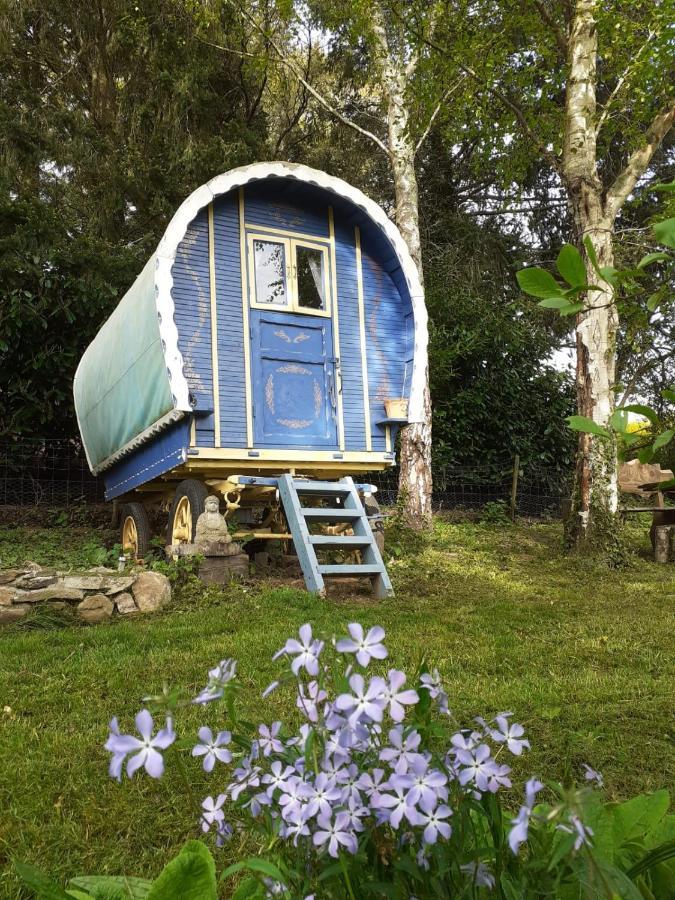 Hotel Retraite rustique en bordure de forêt à la campagne à Belle-Isle-en-Terre Extérieur photo